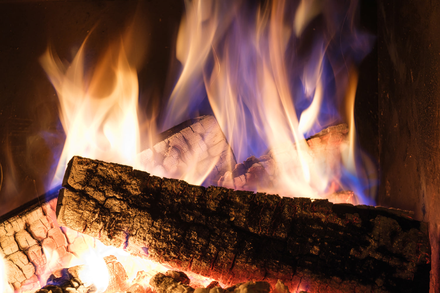 Wie zünde ich eine Feuerschale richtig an?